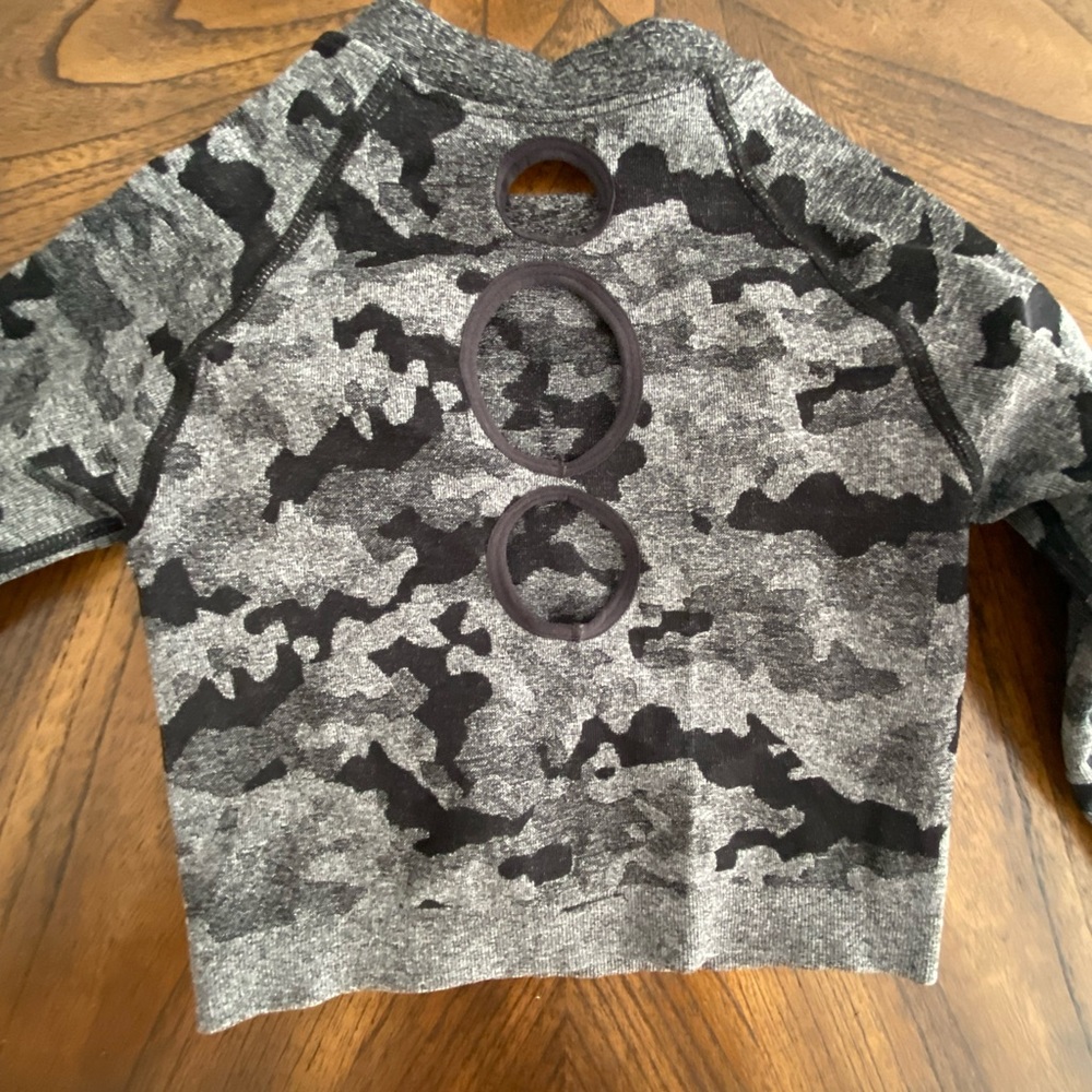 ATHLETIC LONG SLEEVE CROP TOP